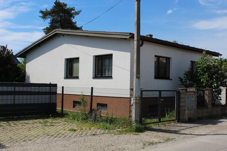 03-EFH 2231 Strasshof, Strasserfeld, Straßenansich