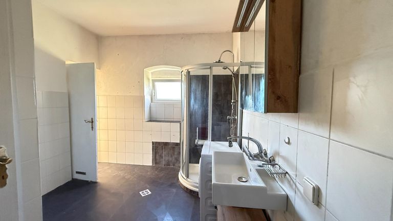 Badezimmer mit Dusche und WC