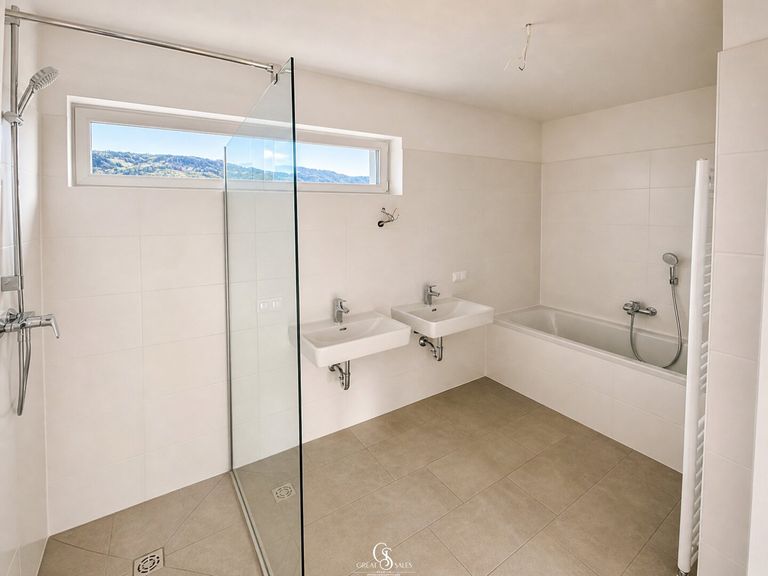 Badezimmer mit Dusche und Badewanne