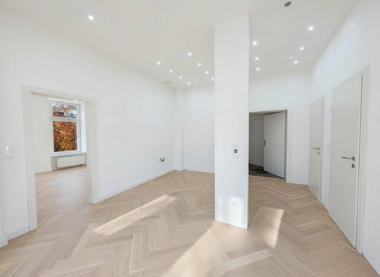 Eingangsbereich (re), zukünftige Küche (Mitte) und Zimmer (re)