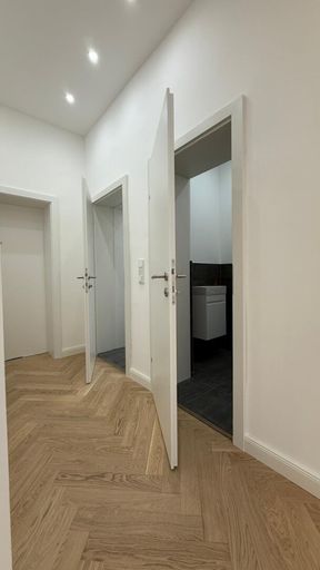 Eingangsbereich mit Zugang Bad (Mitte) & Toilette (re)