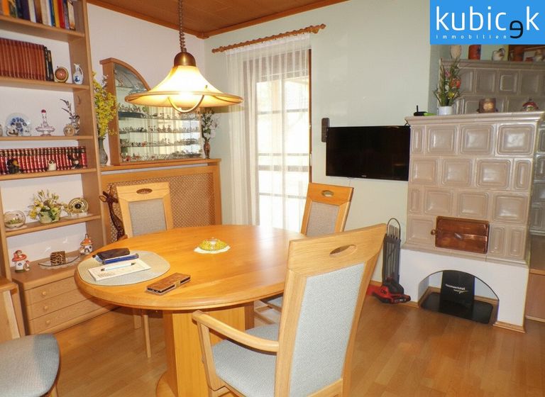 Wohn-/Esszimmer mit Kachelofen