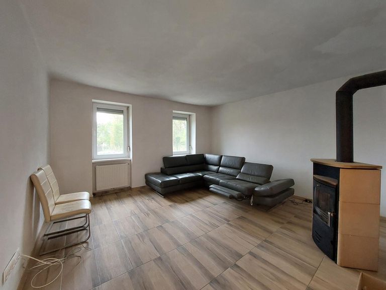 Wohnzimmer mit Stückholzofen