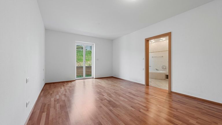 Schlafzimmer mit Bad und Ausgang in den Garten