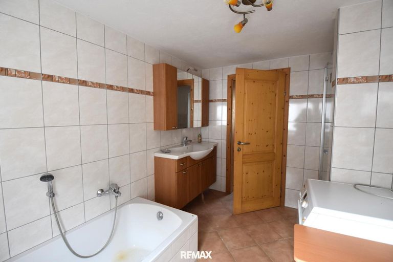 Bad mit Dusche und Wanne