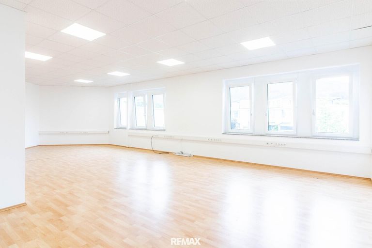 lichtdurchflutetes Großraumbüro