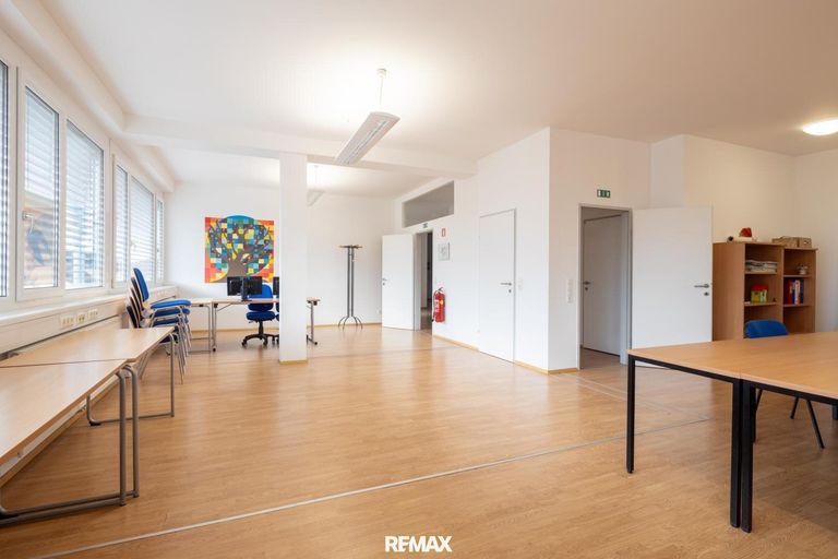 Großraumbüro bietet bis zu 8 Arbeitsplätze