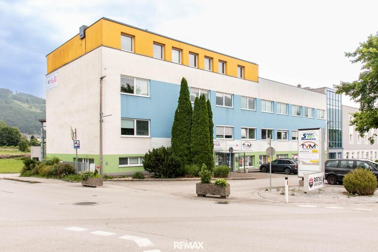 zentrale Lage mit Kundenparkplätze