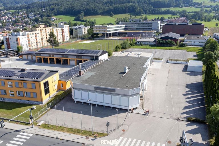 direkt an der B138 am Stadtrand von Kirchdorf