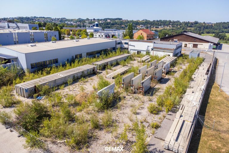 bereits am Grundstück gelagert: Fertigteile für Hallenneubau