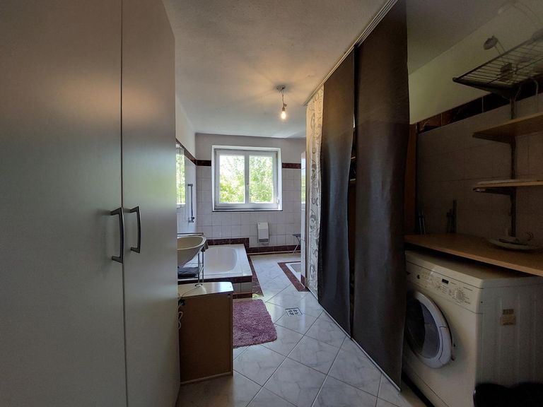 Badezimmer mit viel Stauraum und Waschmaschinenans