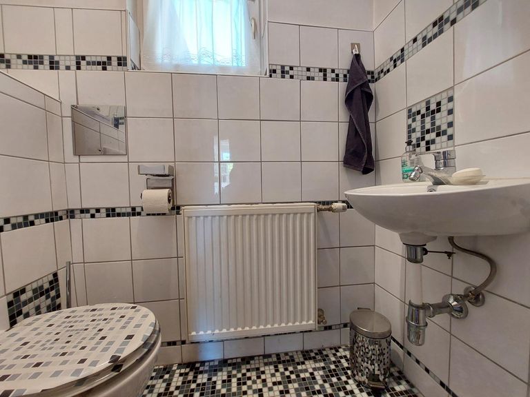 Toilette mit Handwaschbecken