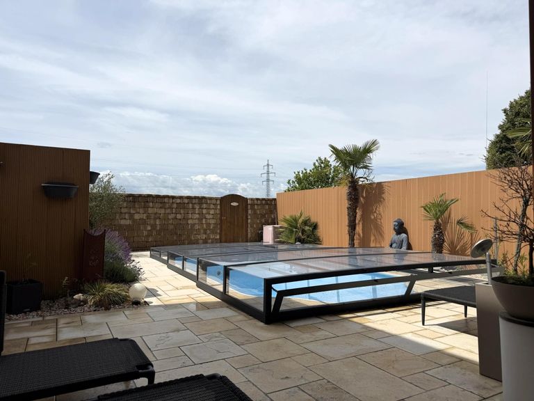 GG / Eigengarten mit Salzwasser-Pool