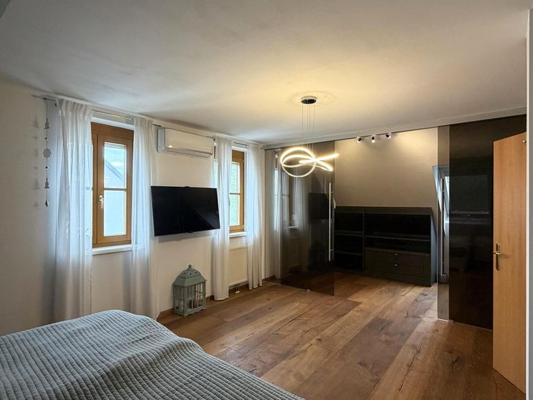 DG / Schlafzimmer, kimatisiert mit Schrankraum
