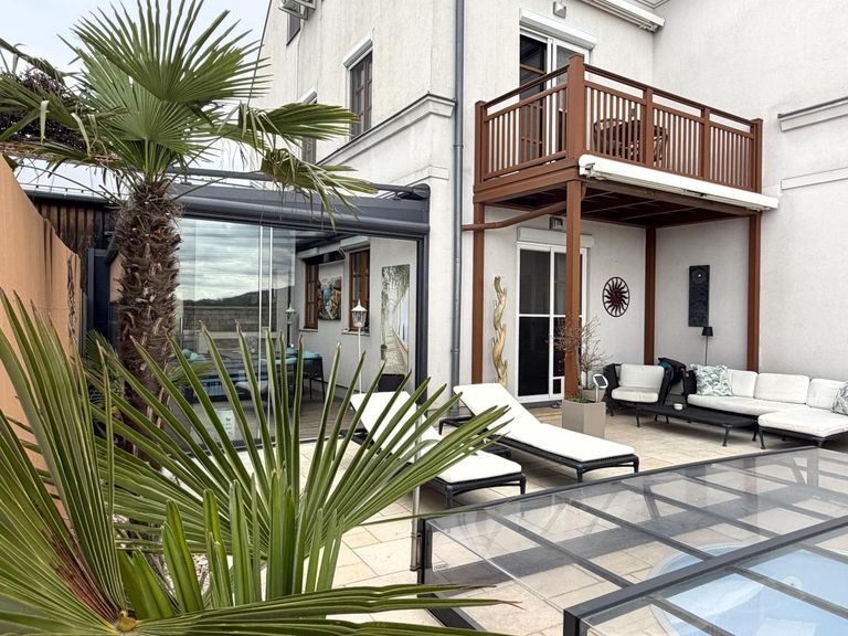 EG / Eigengarten mit Outdoor-Pool und Sommerküche