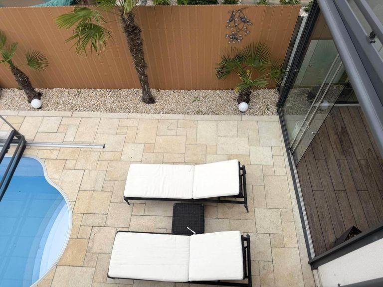 EG / Blick vom angeschlossenen Balkon