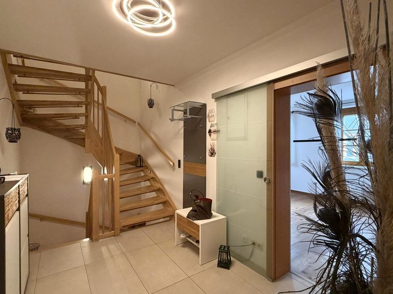 EG / Eingang, Innenstiege, Blick ins Wohnzimmer