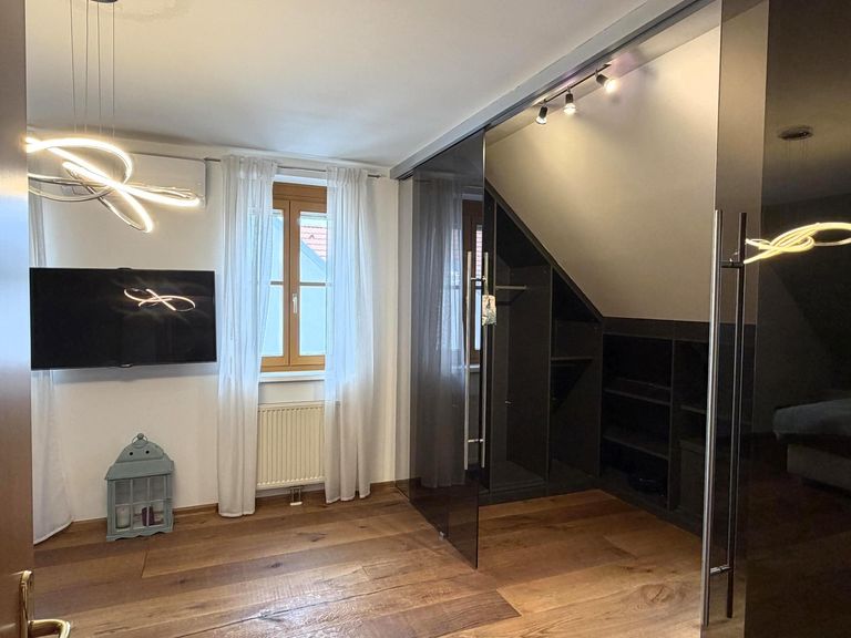 DG / Schlafzimmer, kimatisiert mit Schrankraum
