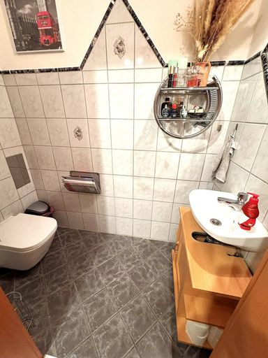 Toilette mit Waschbecken im Eingangsbereich