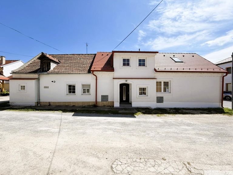 6 Haus Eingang Hof