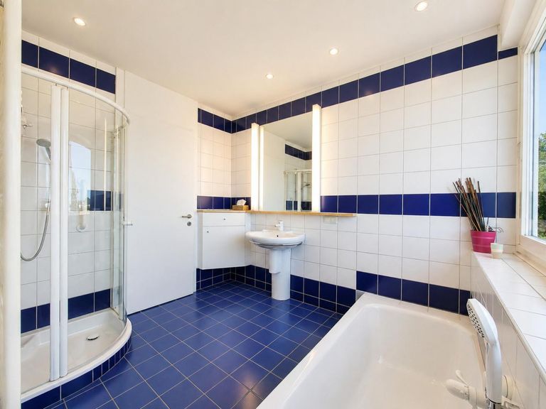 Bad mit Wanne und Dusche OG