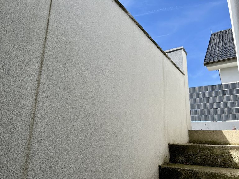 Tür von Keller zur Einfahrt