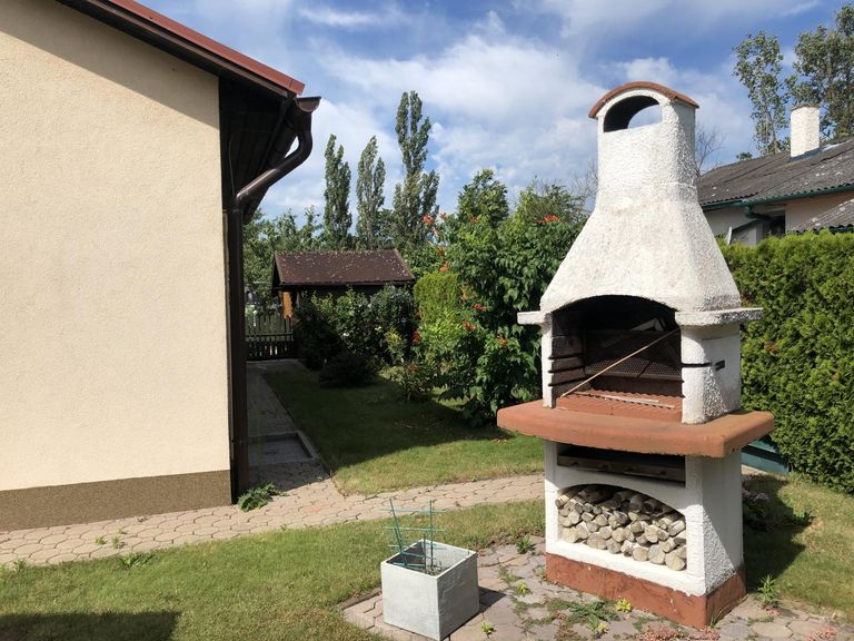 04 Griller_hinter Haus_Gartenhütte-min