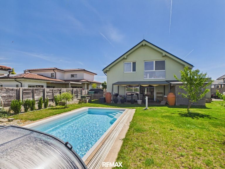 Garten mit Pool