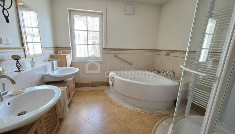 Tageslichtbad mit Wanne und Dusche (WC sep)