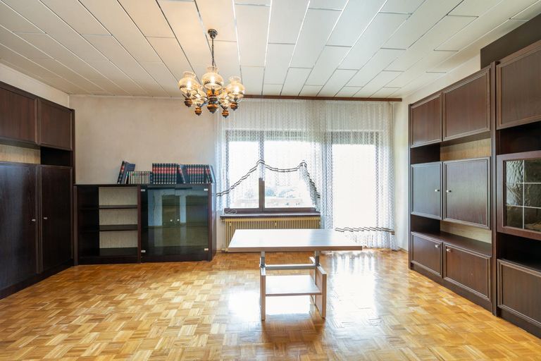 Wohnzimmer mit Zugang Terrasse EG