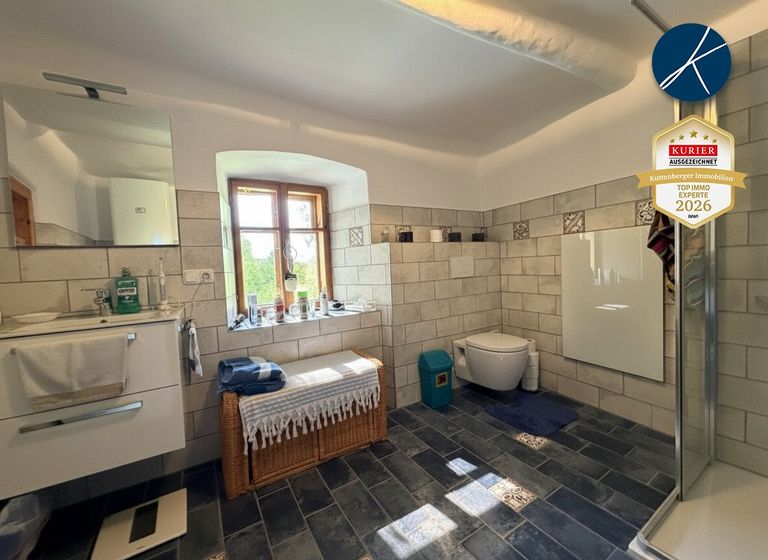 Bad mit Dusche und WC