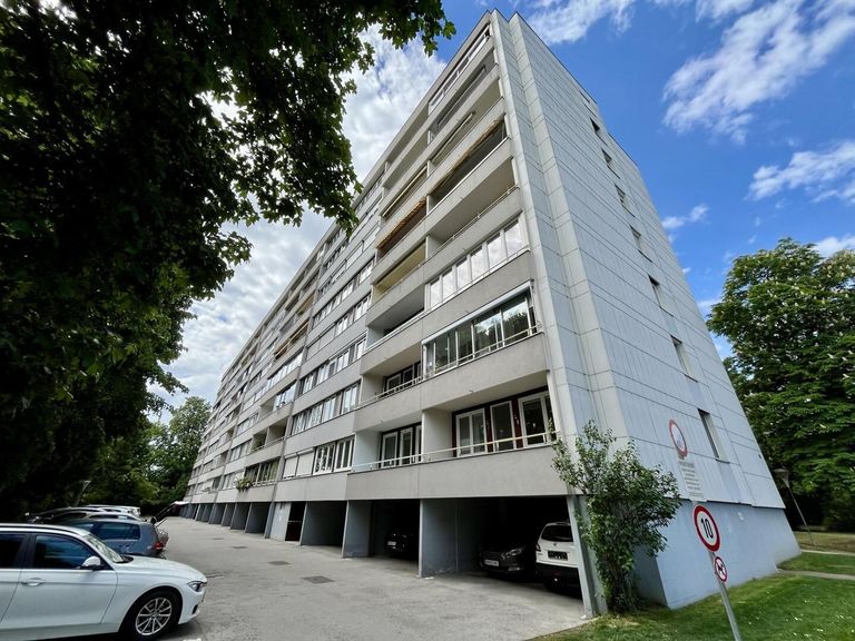Wohnhaus mit Parkplätze
