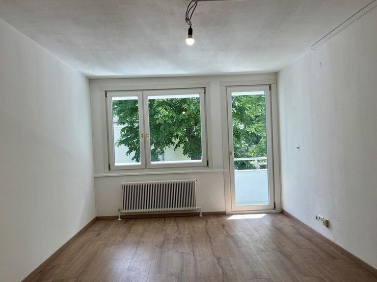 Wohnraum mit Ausgang Loggia