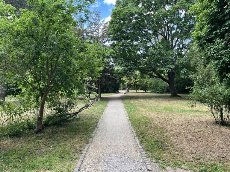 Ausgang in den Park möglich