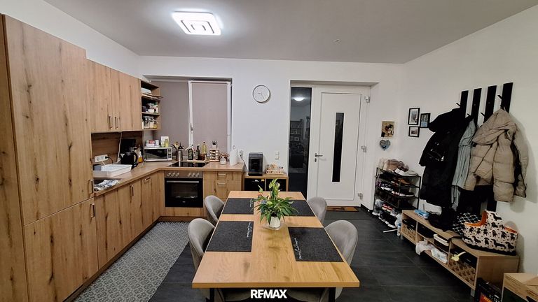 Wohnzimmer mit offener Küche