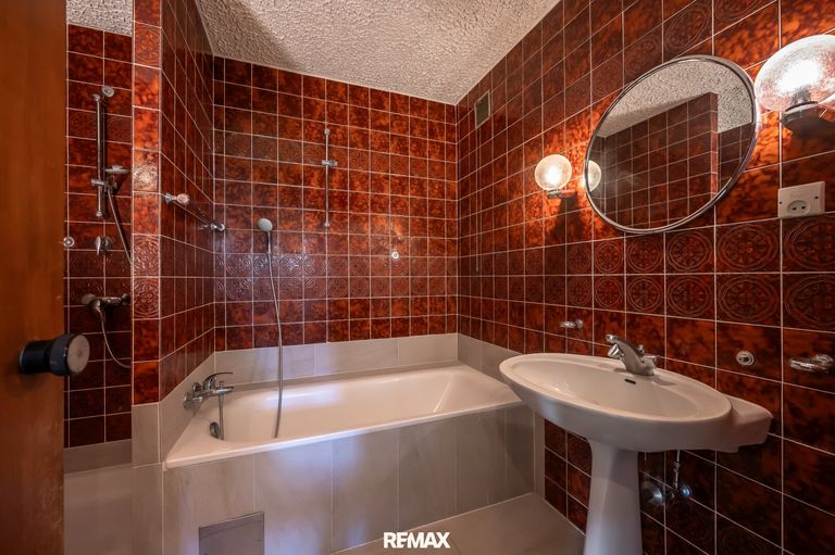 Bad mit Wanne und Dusche