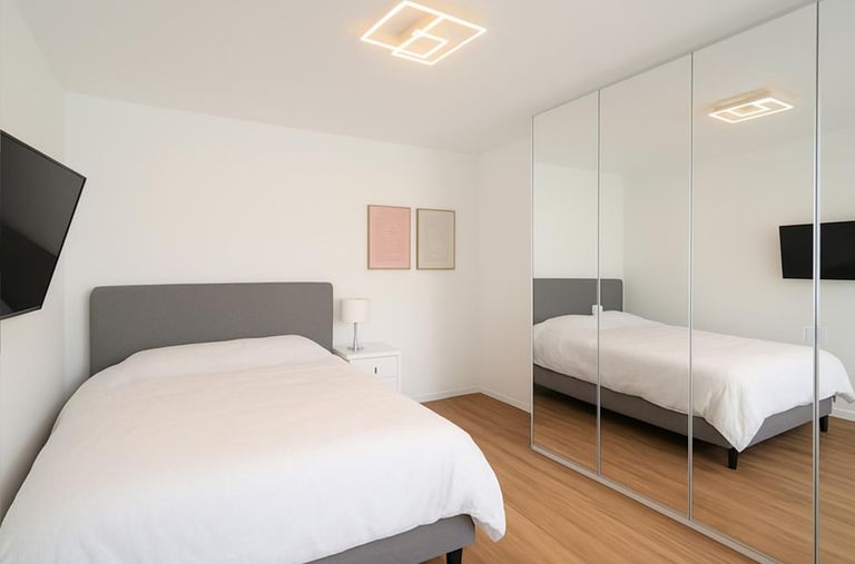 Wohnraum zum Bett (KI bereinigt)