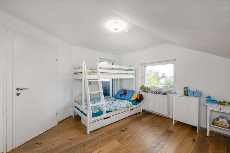 Kinderzimmer mit Terrassenzugang OG