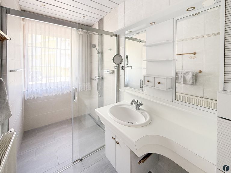 Badezimmer mit Walk-In-Dusche
