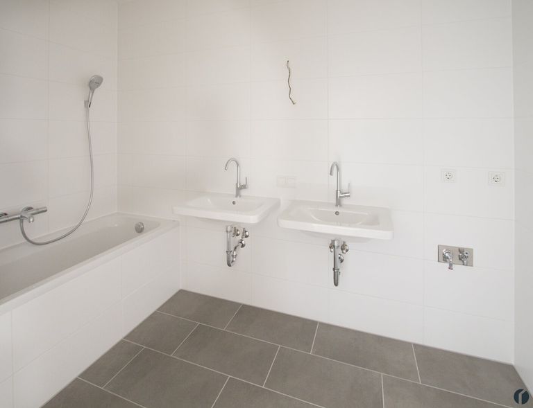Badezimmer mit 2 Waschbecken, Badewannne und Waschmaschinen Anschluss