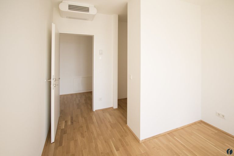 begehbarer Schrank und Klimagerät im Schlafzimmer