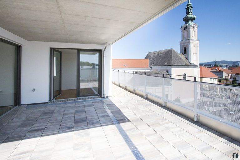 großzügige Terrasse mit Blick nach Osten zur Minoritenkirche