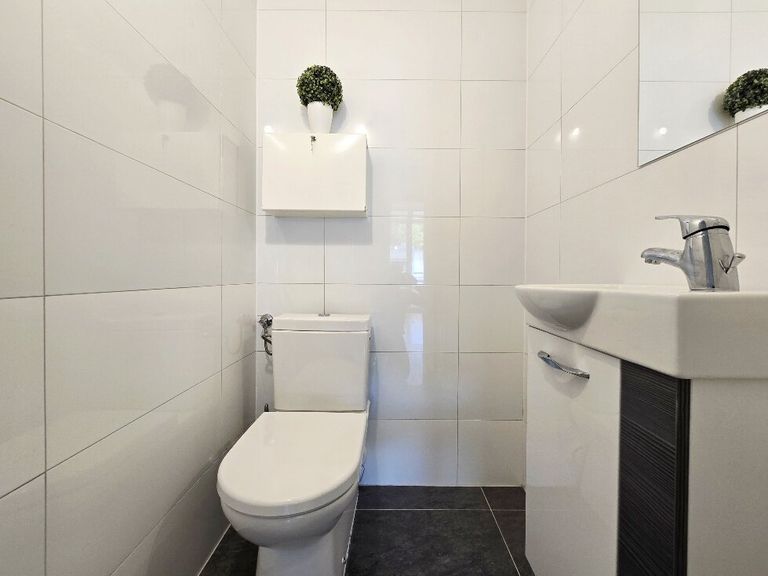 Toilette mit Handwaschbecken