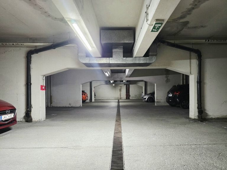 großezügige Garagenplätze