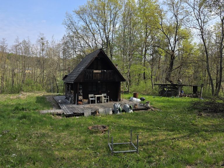 Areal mit Gartenhaus