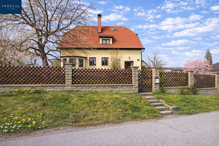 Seitliche Straßenansicht - Eingang