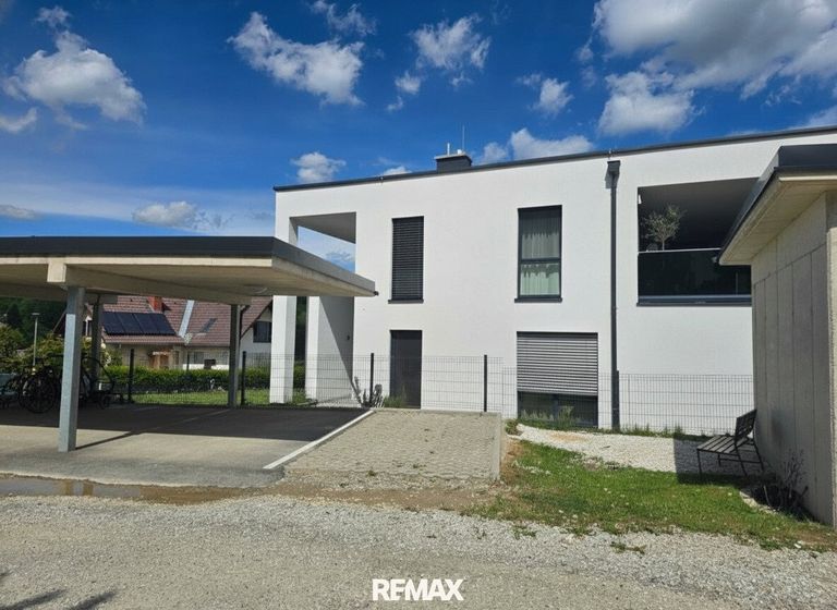 Außenansicht mit Carport und PKW Stellplatz