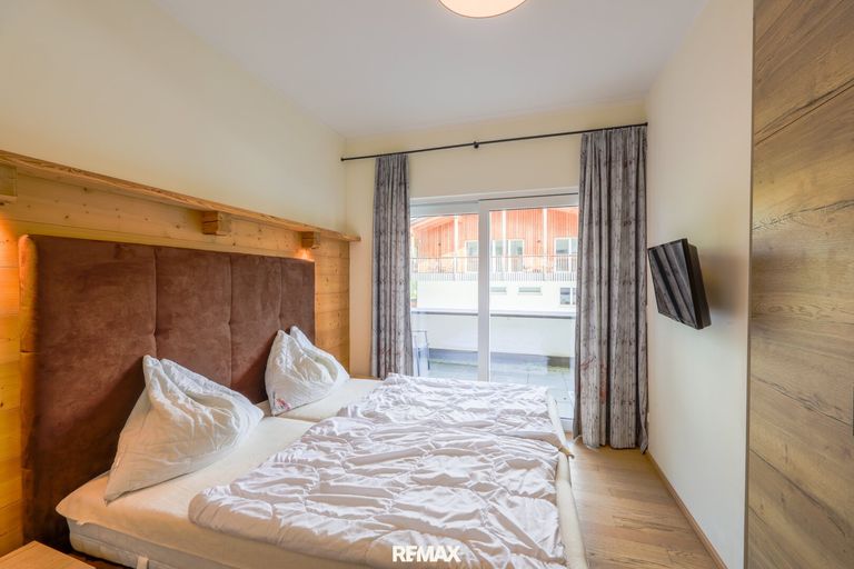 Schlafzimmer 1 + Ausgang Terrasse