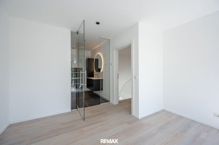 Schlafzimmer mit En-Suite-Badezimmer