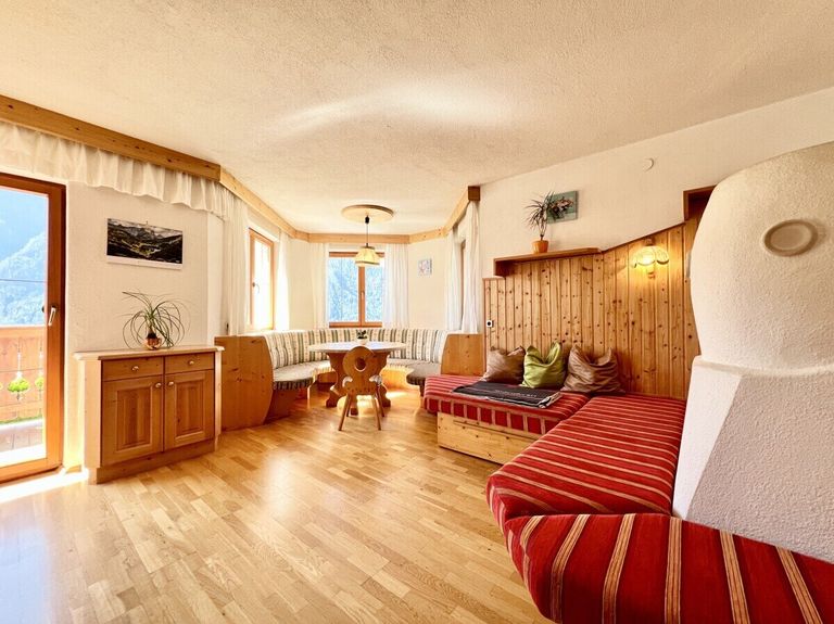 Wohnzimmer mit Holzofen im EG